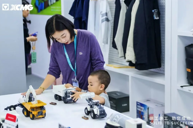 Компания XCMG на выставке BICES 2025 представила решения, основанные на сценариях, которые способствуют успеху глобальных клиентов 14 wechat 2025 09 25 163950 031