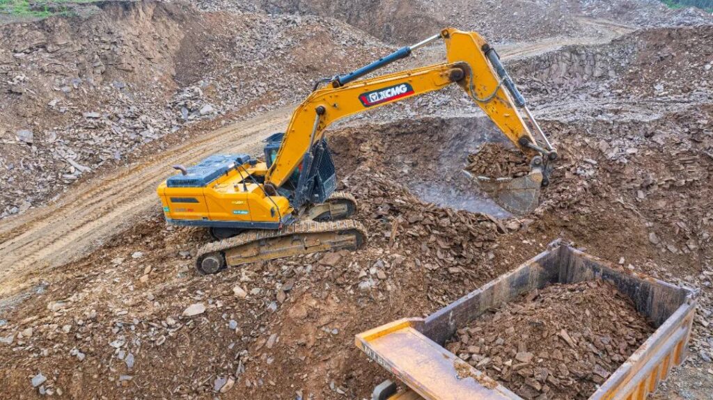 XCMG XE380G PRO Powers Construction of 10-Billion-Yuan "Super Power Bank" in Western Hubei 1 1 1