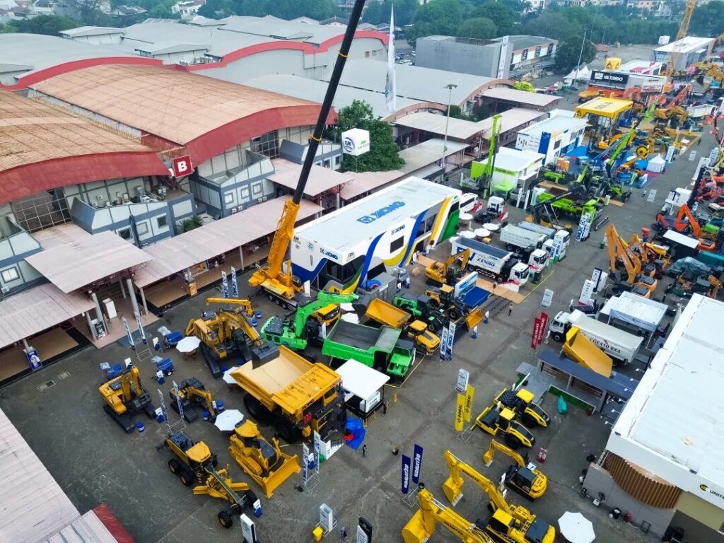 XCMG Excavators Shine at Indonesia Mining Exhibition – Green Technology Leads Sustainable Mine Development 2 1