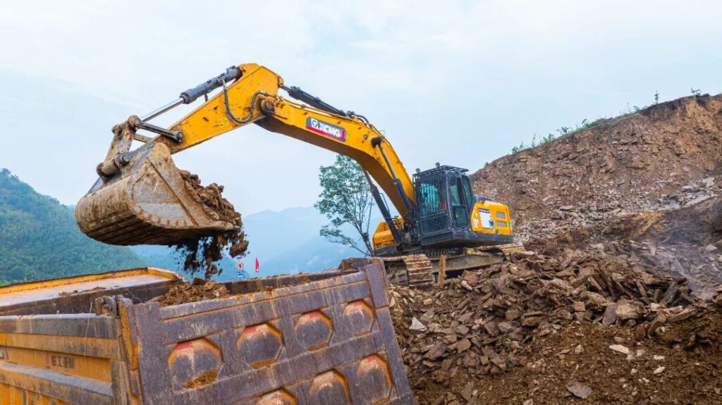 XCMG XE380G PRO Powers Construction of 10-Billion-Yuan "Super Power Bank" in Western Hubei 3 3 1