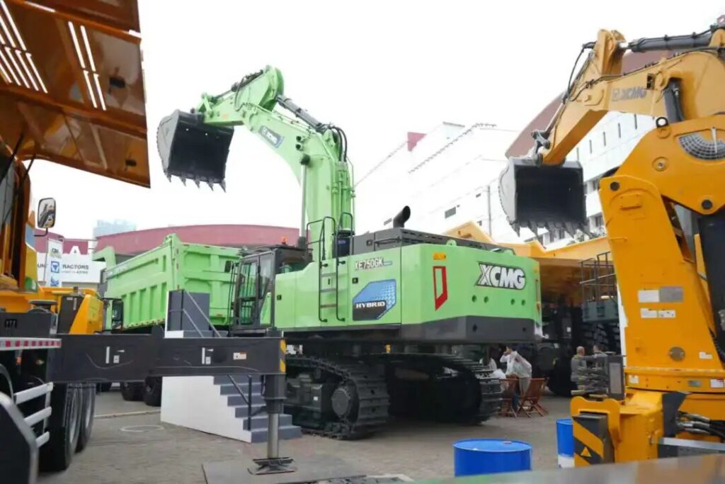 XCMG Excavators Shine at Indonesia Mining Exhibition – Green Technology Leads Sustainable Mine Development 1 4