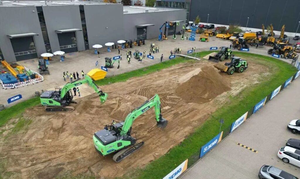 Green Intelligent Power, Marching with Europe! XCMG's New Energy Excavators Shine at German Customer Event 1 1