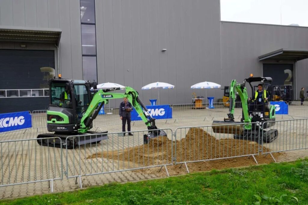 Green Intelligent Power, Marching with Europe! XCMG's New Energy Excavators Shine at German Customer Event 2 2